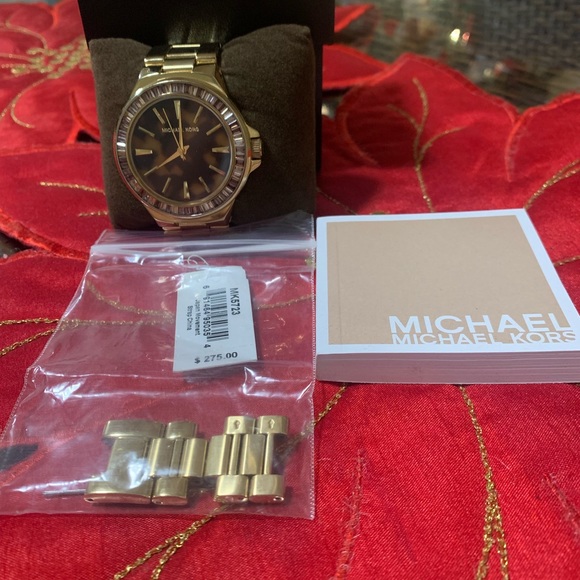 Ladies Michael Kors
MK-5723 Tortoise Dial Gold
Tone SS Analog Quartz - Picture 2 of 10